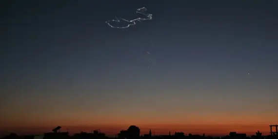 iranin-israile-misilleme-olarak-firlattigi-fuzeler-suriyenin-dera-sehri-semalarinda-goruntulendi-hElOqyuu.webp