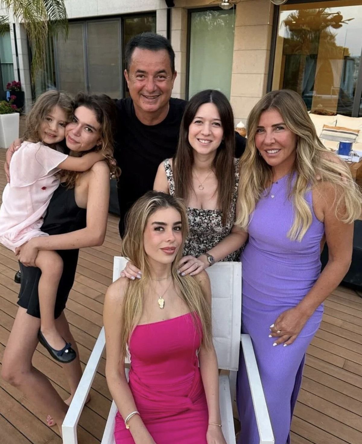 Acun Ilıcalı'nın Kızı Yasemin'in Doğum Gününü Kutlaması 1 Acun Ilıcalı'nın Mutlu Anı: Kızı Yasemin'in 18. Yaş Günü