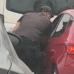 adanada-trafikte-cam-silen-gencler-artik-zorla-kapilari-acip-para-istiyor-pWDbxjyg.jpg
