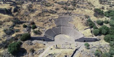 assos-antik-kentinde-2200-yillik-tiyatro-yeniden-hayat-buluyor-rKk731b4.jpg