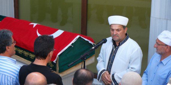 bursada-imam-babanin-en-aci-gorevi-oglunun-cenazesini-kildirdi-hl3883q6.jpg