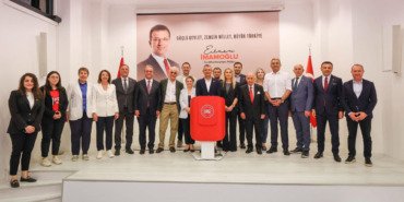 chpden-tepki-ceken-eylem-ataturk-portresinin-yerine-imamoglu-resmi-koyuldu-ZymVsZOI.jpg