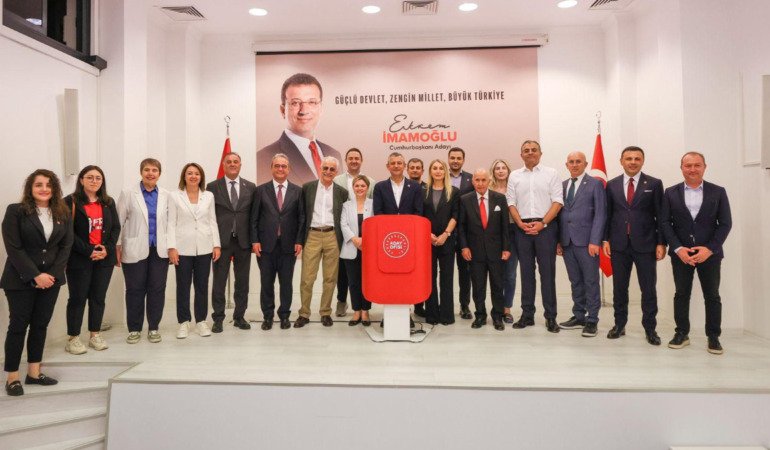 chpden-tepki-ceken-eylem-ataturk-portresinin-yerine-imamoglu-resmi-koyuldu-ZymVsZOI.jpg