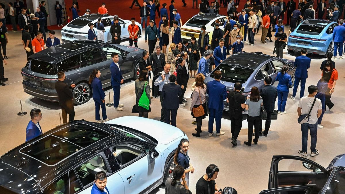 Çin ve Avrupa Birliği Elektrikli Araçlar İçin Anlaşmaya Yaklaşıyor 1 Çin ve Avrupa Birliği (AB) arasında uzun süredir devam eden elektrikli araç (EV) gümrük vergisi krizinde önemli bir aşamaya gelindi.