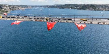 istanbulda-15-temmuz-sehitler-koprusune-turk-bayragi-asildi-Q7iImbm2.jpg