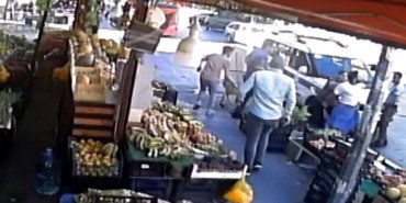 istanbulda-market-calisaninin-zabitaya-bicakla-saldirdigi-anlar-kameraya-yansidi-2GWeRckC.jpg
