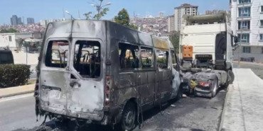 istanbulda-seyir-halindeki-servis-minibusu-alev-alev-yandi-VYVNMg66.jpg