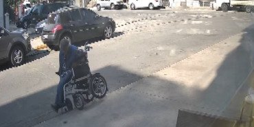 istanbulda-tekerlekli-sandalye-ile-kaldirimdan-dustu-esnaf-yetisti-KqR2RYkF.jpg