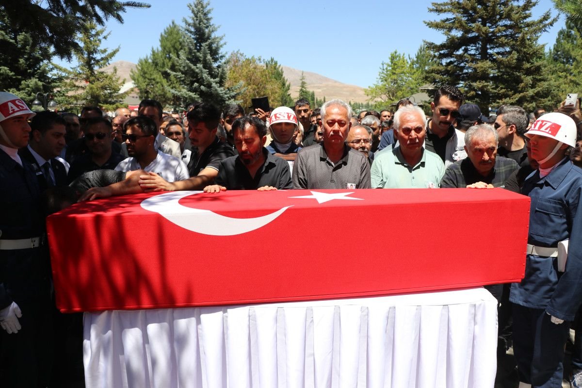 Kayseri'de Şehit Ümit Üzüm'ün Kızından Babasına Veda: Duygusal Anlar!