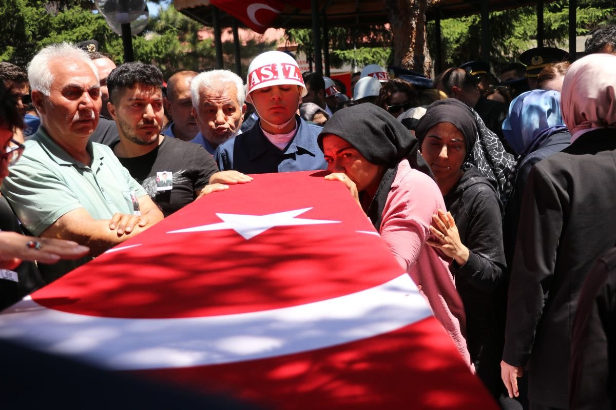 Kayseri'de Şehit Ümit Üzüm'ün Kızından Babasına Veda: Duygusal Anlar!