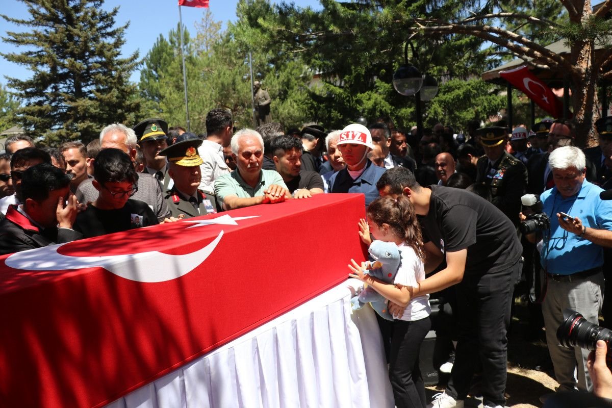 Kayseri'de Şehit Ümit Üzüm'ün Kızından Babasına Veda: Duygusal Anlar!
