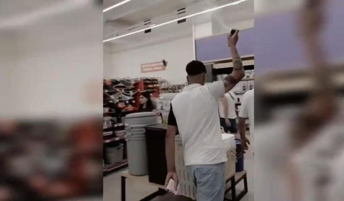 Şanlıurfa'da markette etrafa deodorant sıkan şüpheli yakalandı 3