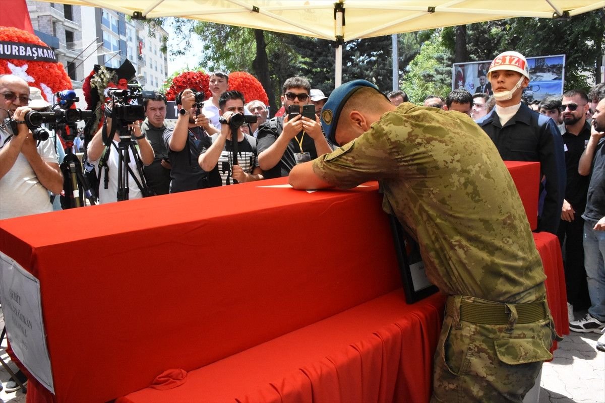Türkiye, yürekleri dağlayan acı bir haberle sarsıldı: Pençe-Kilit Harekatı bölgesinde hayatını kaybeden kahraman askerlerimizin sayısı 12'ye yükseldi. Bu kahraman şehitlerimiz, memleketlerinde düzenlenen görkemli cenaze törenleriyle son yolculuklarına uğurlanıyor.