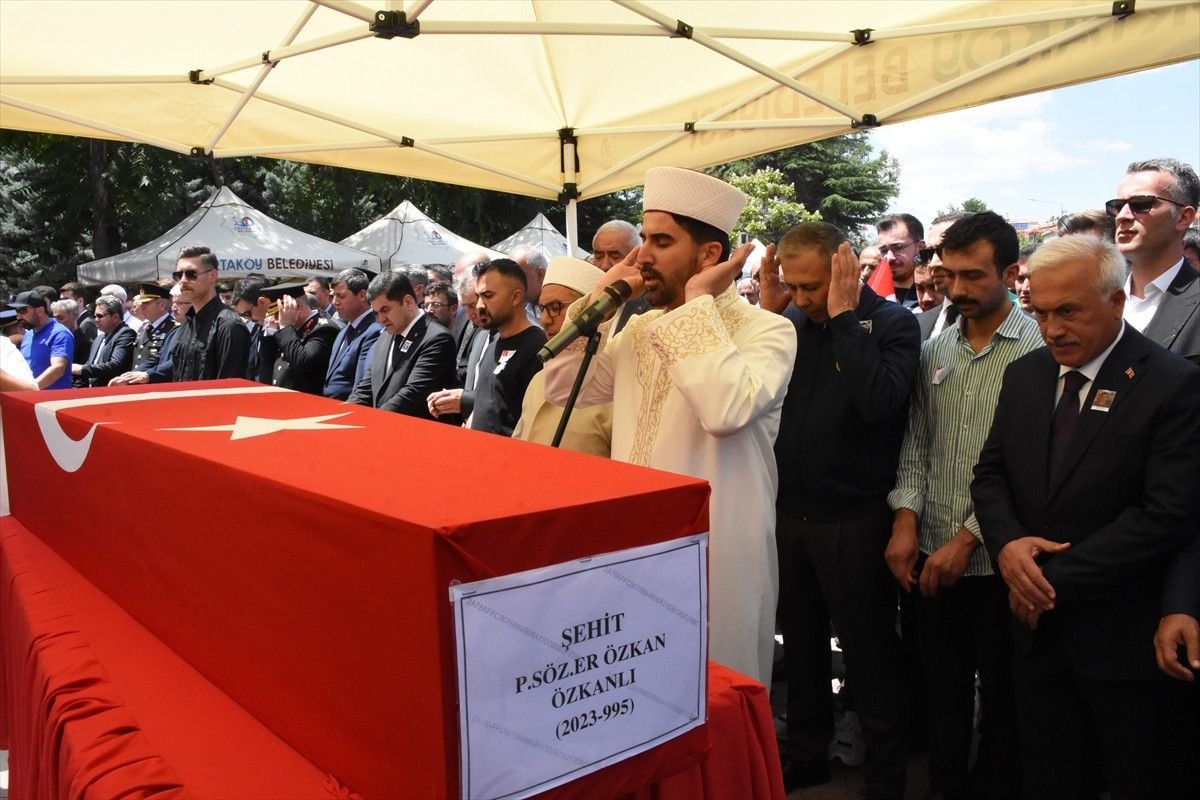 Şehit Piyade Sözleşmeli Er Özkan Özkanlı'ya Veda: Silah Arkadaşıyla Duygusal Anlar ve Gözyaşları!