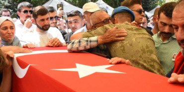 sehit-piyade-sozlesmeli-er-ozkan-ozkanliya-veda-silah-arkadasiyla-duygusal-anlar-ve-gozyaslari-iQfbZW5U.jpg