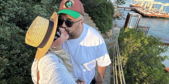 sevgilisi-kendisinden-25-yas-kucuk-masterchef-jurisi-somer-sivrioglu-ask-tatili-yapiyor-WdUGlrlY.jpg
