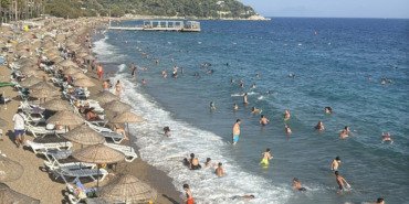 bodrumda-yerli-ve-yabanci-turistler-sahillere-akin-etti-FCT7x6vM.jpg