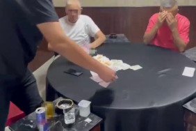 Hatay'da kumar masasında yakalanan şahıs, 'kameraya çekme' diyerek tepki gösterdi 4 hatayda-kumar-masasinda-yakalanan-sahis-kameraya-cekme-diyerek-tepki-gosterdi-IigJvMTf.jpg