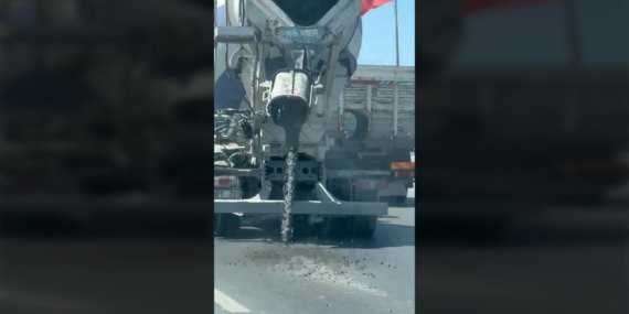 istanbul-arnavutkoyde-yola-beton-dokerek-ilerleyen-beton-mikseri-kamerada-P684g78J.jpg