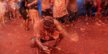tonlarca-domatesin-firlatildigi-la-tomatina-festivali-her-yil-yogun-ilgi-goruyor-BIpIW8qN.jpg