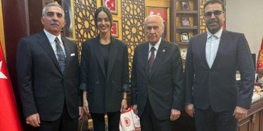 devlet-bahceli-canlarin-turkusu-eserinin-sanatcilari-ile-bir-araya-geldi-np7xPWc7.jpg
