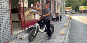 eskisehirde-elektrikli-bisiklet-ile-servis-yapan-cayci-dikkat-cekiyor-6xlSyBMT.jpg