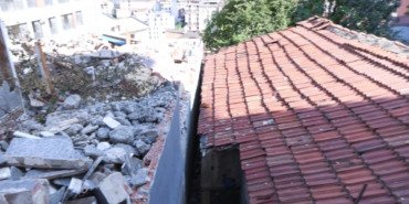 istanbulda-curuk-raporlu-bina-yikildi-yanindaki-gecekondu-nedeniyle-evleri-yapilamiyor-HNGCOnq4.jpg