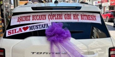 izmir-bucada-evlenen-bir-ciftin-arabasi-askimiz-bucanin-copleri-gibi-hic-bitmesin-kLbqOjKE.jpg