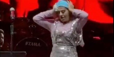 yildiz-tilbe-sahne-performansiyla-begeni-topladi-meshur-dansini-sergiledi-JVKvdUMB.jpg