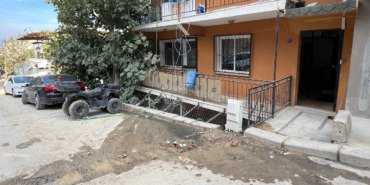 izmirde-bosa-akan-sular-evlere-hasar-verdi-vatandas-tepkili-2WE2lhJw.jpg