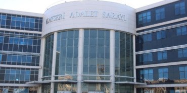 kayseride-yan-bakma-cinayeti-davasi-sanigin-tavirlari-adliyeyi-karistirdi-UtsbCrP4.jpg