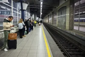 Belçika'da tasarruf programına karşı başlatılan grev hayatı durma noktasına getirdi 4 belcikada-tasarruf-programina-karsi-baslatilan-grev-hayati-durma-noktasina-getirdi-mL7VaXVR.webp