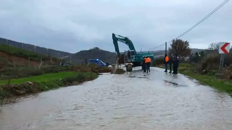 Ayvacık’ı sağanak vurdu: Yollar göle döndü 14 ayvaciki-saganak-vurdu-yollar-gole-dondu-YMhxtvQI.webp