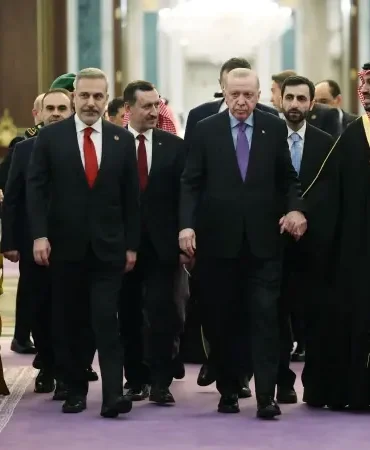 Cumhurbaşkanı Erdoğan Prens Selman ile el ele: Onuruna verilen akşam yemeğine iştirak etti 49 cumhurbaskani-erdogan-prens-selman-ile-el-ele-onuruna-verilen-aksam-yemegine-istirak-etti-69wXwFfy.webp