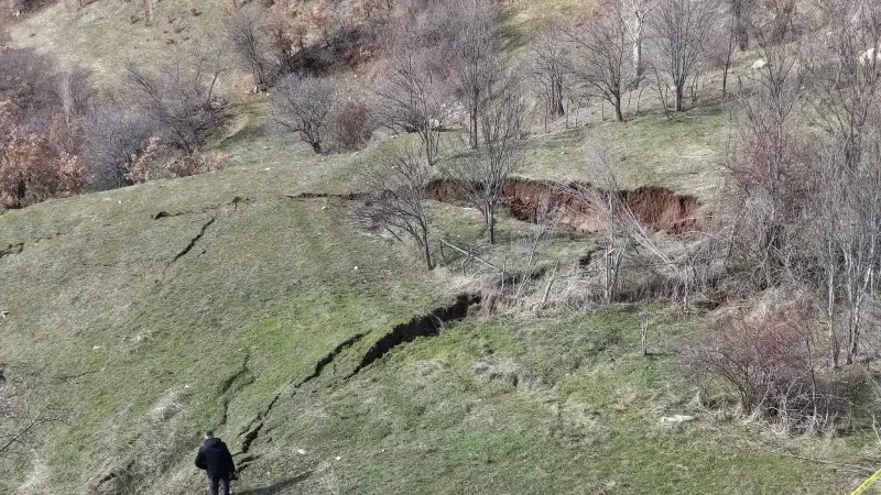 Heyelan yaşanan köyde detaylı inceleme: Tahliye gündemde 15 heyelan-yasanan-koyde-detayli-inceleme-tahliye-gundemde-8iClV4aR.webp