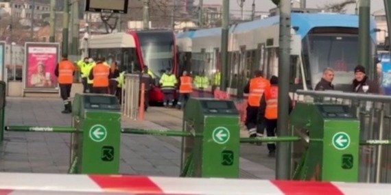 fatihte-tramvay-raydan-cikti-qz7EMJkm.jpg
