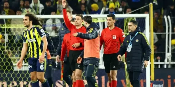 fenerbahce-samsunspor-macinda-hakem-odasi-tezi-gundem-oldu-weIW6EHc.webp