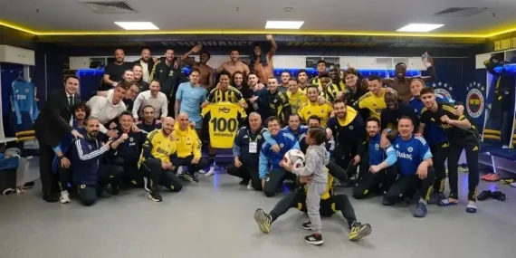 fenerbahceli-futbolcu-galibiyet-fotografina-girmedi-nedeni-ortaya-cikti-OADIDQZb.webp