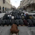 filistinliler-bayram-namazini-israilin-kisitlamalari-nedeniyle-kapatilan-mescid-i-aksa-cevresinde-kildi-KL2OXdK7.webp