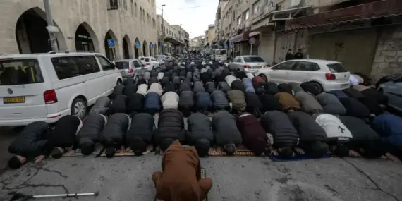 filistinliler-bayram-namazini-israilin-kisitlamalari-nedeniyle-kapatilan-mescid-i-aksa-cevresinde-kildi-KL2OXdK7.webp