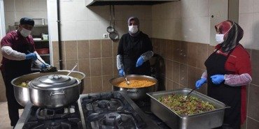 Gümüşhane’de 40 haneye her gün sıcak yemek! Ramazan bereketi sofralara ulaşıyor 20 gumushanede-40-haneye-her-gun-sicak-yemek-ramazan-bereketi-sofralara-ulasiyor-Yhj1Q73X.jpg