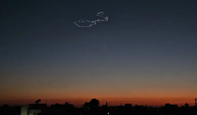 iranin-israile-misilleme-olarak-firlattigi-fuzeler-suriyenin-dera-sehri-semalarinda-goruntulendi-hElOqyuu.webp