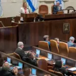 israil-meclisini-fuze-korkusu-sardi-vekiller-oturuma-ara-vererek-siginaklara-gitti-qpGE27lP.webp
