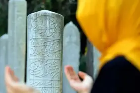 mezarliga-girerken-hangi-dua-okunur-iste-bayram-ziyaretinde-mezarlikta-okunacak-sureler-ve-dualar-xHhyrmx4.webp