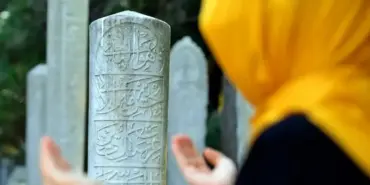 mezarliga-girerken-hangi-dua-okunur-iste-bayram-ziyaretinde-mezarlikta-okunacak-sureler-ve-dualar-xHhyrmx4.webp